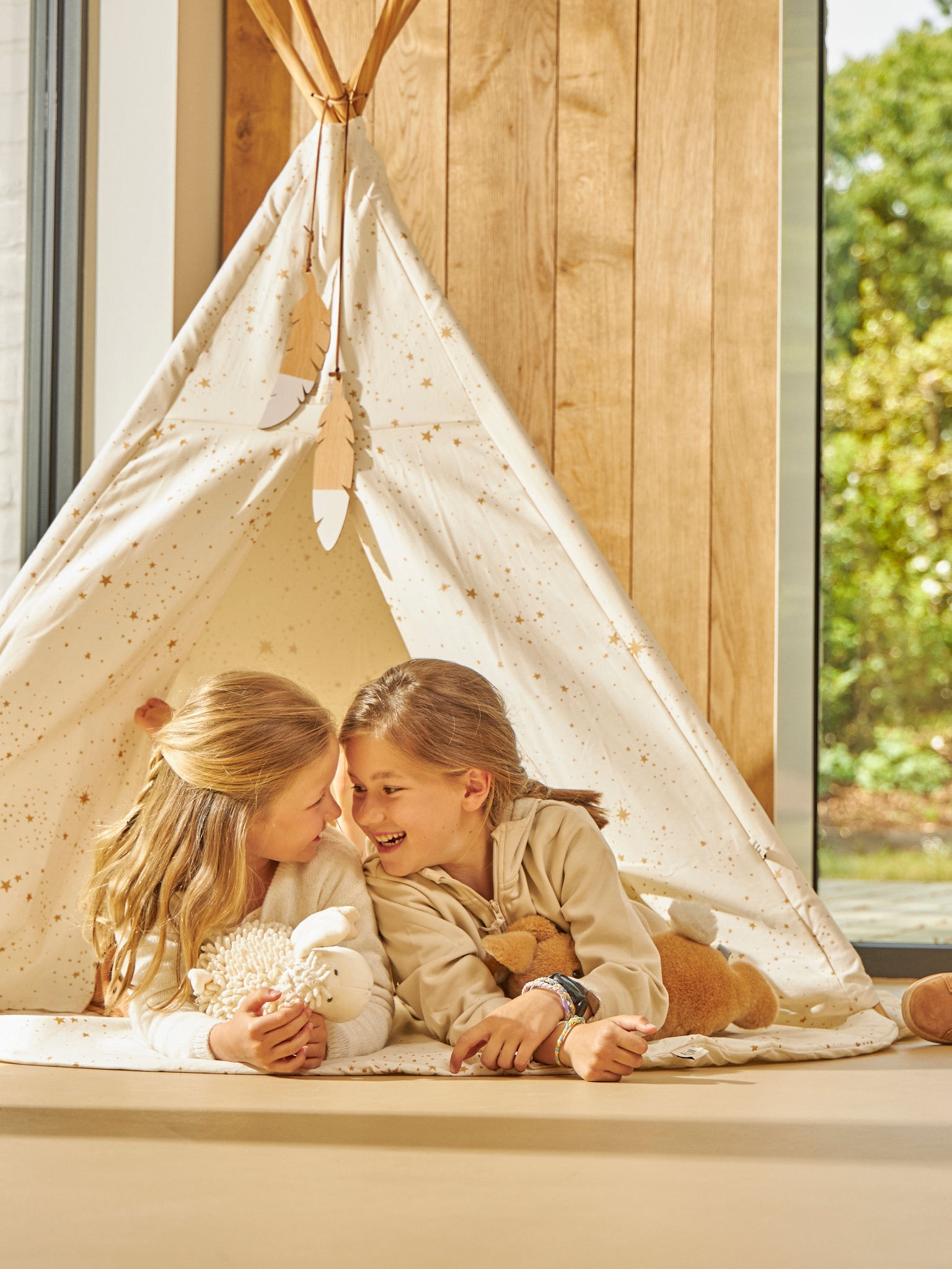2 enfants jouant à un jeu