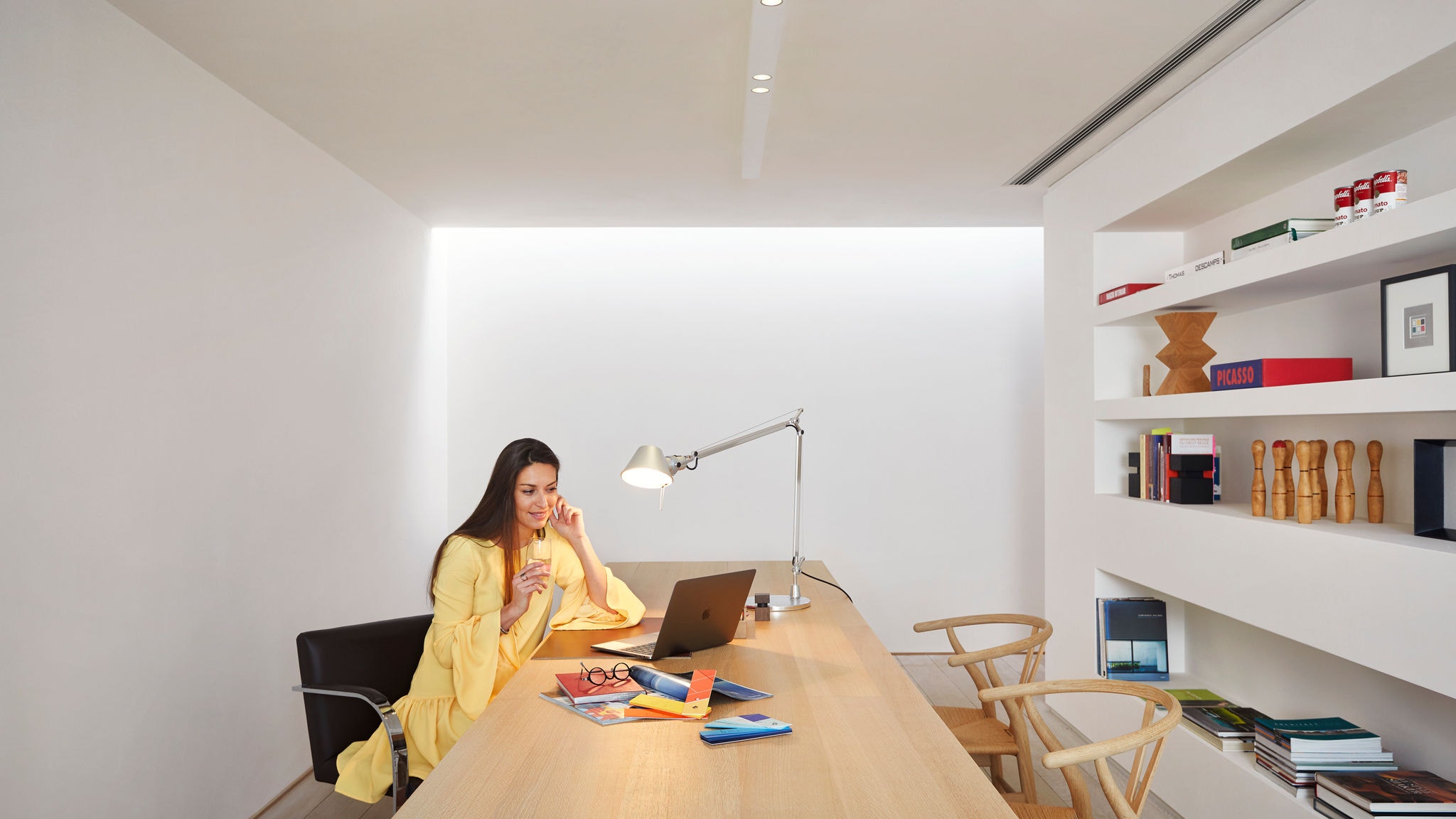 Femme travaillant à domicile sur son ordinateur portable dans son bureau à domicile équipé d'un gainable