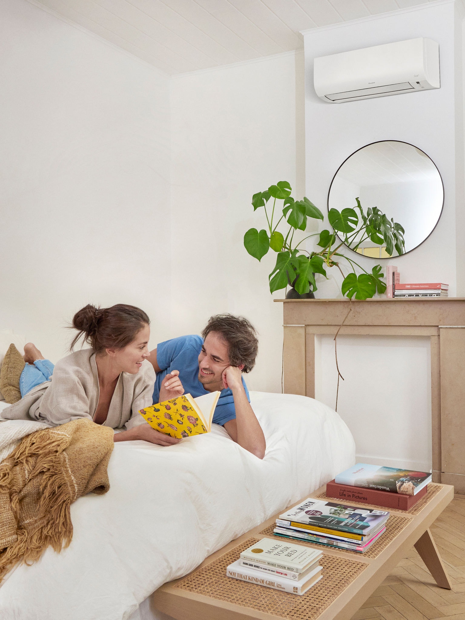 Un homme regardant par la fenêtre dans un espace climatisé